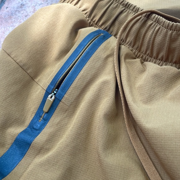 Men’s lulu lemon shorts - Picture 5 of 7